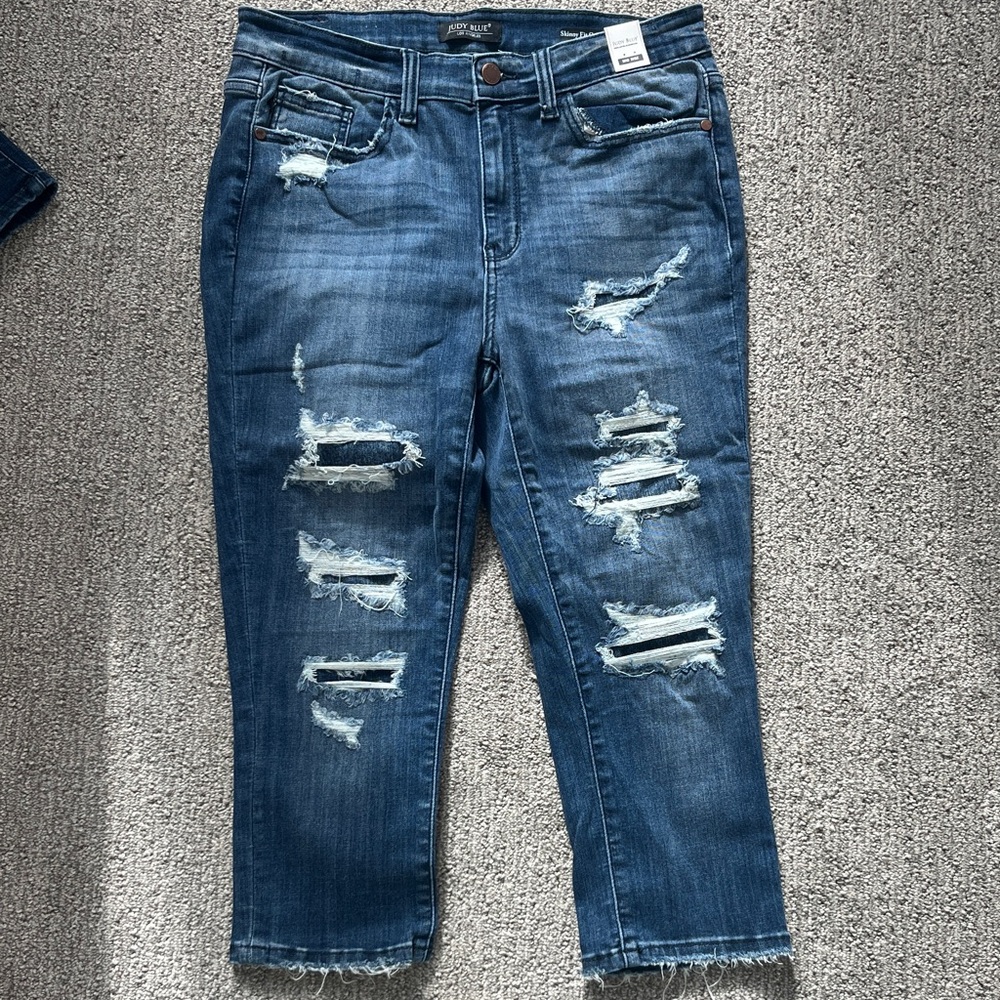 Judy Blue Distressed Capri Jeans in Blue